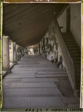 Image représentant France, La Bastide - Clairence, Galeries autour de l'Eglise, pavées de pierres tombales et formant annexe du Cimetière. (à Droite au 1er plan, escalier conduisant aux galies supres dans l'Eglise.