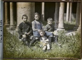 Image représentant Groupe d'enfants dans le cloître de San Zeno