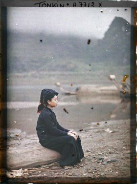 Image représentant Une des femmes faisant partie d'un convoi arrivant du Laos et de la région de Dien bien phu (?)