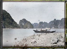 Image représentant Un sampan près de l'entrée du Tunnel de Cam-pha (dit " Tunnel de la Douane ")