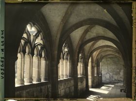 Image représentant France, St Dié, Cloître de la Cathédrale une galerie