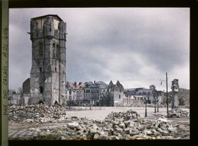 Image représentant France, Béthune, Le beffroi et la grande place vus de l'Ouest