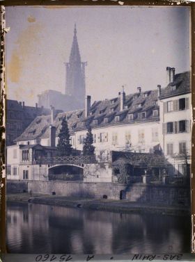 Image représentant France, Strasbourg, La Cathédrale prise du quai des Bâteliers avec vieux toits au 1er plan et l'Ill en avant.