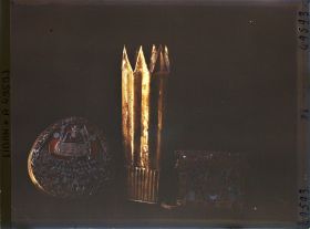 Image représentant Deux pectoraux en cloisonné et objet en or