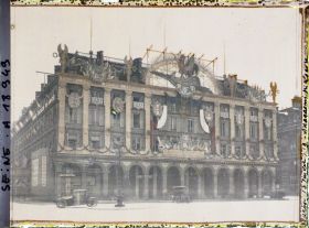 Image représentant Décorations sur les magasins du Louvre place du Palais-Royal pour les fêtes de la Victoire des 13 et 14 juillet 1919
