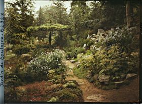 Image représentant Allée du " sanctuaire japonais " longeant un éboulis de pierres non loin de la façade de temple
