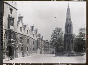 Image représentant L'entrée du Balliol College près du monument aux évêques sur St Giles street