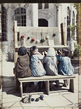 Image représentant Jeunes orphelines attelées à la fabrication d'un tapis dans la cour intérieure de la maison Chamieh