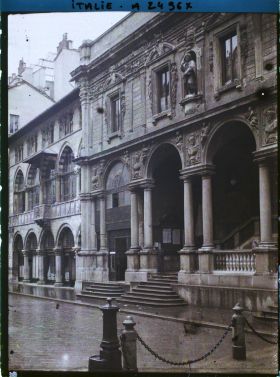 Image représentant Vue des Scuole Palatine et de la Logia degli Osii depuis la piazza dei Mercanti