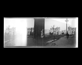 Image représentant Rue des Légations, la porte qui donne sur le glacis, à l'est du quartier des légations