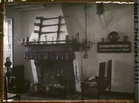 Image représentant France, Bayonne, Cuisine basque, le banc réservé à l'ancêtre, près la Cheminée