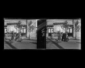 Image représentant Jeunes filles passant devant un établissement de billard