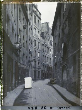 Image représentant Le début de la rue de l'Hôtel-de-Ville, au niveau de l'Hôtel de Sens