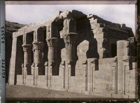 Image représentant null Mammisi dédié à Harsomtous sur le parvis du temple d'Horus