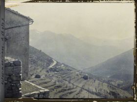 Image représentant Panorama sur les cultures en terrasses et l'habitat dispersé du paysage montagneux