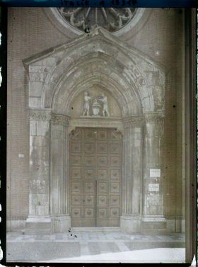 Image représentant Porte de l'église de la Sainte Couronne