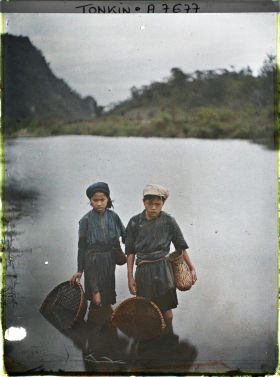 Image représentant Des enfants thaï à la pêche aux crabes dans la région du massif de Bac-so'n (ou massif de Cai-binh)
