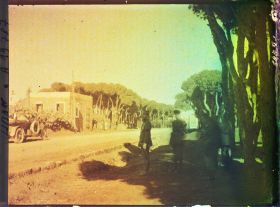 Image représentant Le général Gouraud, haut-commissaire de la République française, et le Général britannique Congrewe passant en revue des troupes britanniques alliées