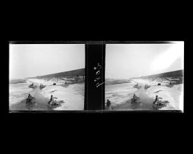 Image représentant Des traîneaux (binchuang) sur les douves gelées de l'enceinte de la ville chinoise, près de Dongbianmen ("porte Commode de l'Est")