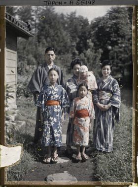 Image représentant La famille Imafuku et leurs proches à la mission catholique