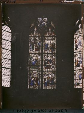 Image représentant Vitraux de la chapelle absidiale Notre-Dame-de-Pitié de l'église Saint-Pierre