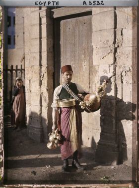 Image représentant Marchand ambulant de boisson chaude, portant un  null fez