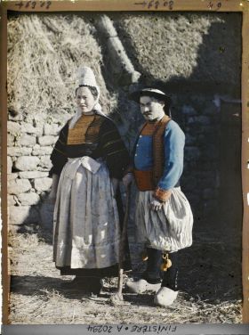 Image représentant Deux habitants en costumes de mariés