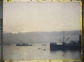 Image représentant Navires en rade sur la mer Marmara à l'aube