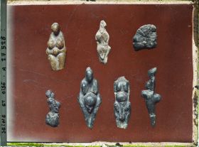 Image représentant France, St Germain-en-Laye, Grotte de Baoussé-Roussé. Figures humaines noires en Stéatite, la Jaune en Steatite également, la plus Claire (partie centrale en haut) en os.