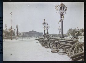Image représentant Décorations et canons allemands place de la Concorde après les fêtes de la Victoire des 13 et 14 juillet 1919