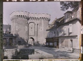 Image représentant La porte Guillaume vue depuis la rue du même nom