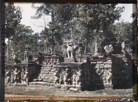 Image représentant Un des perrons des terrasses royales dites " terrasses des éléphants ", orné de garuda-atlantesque