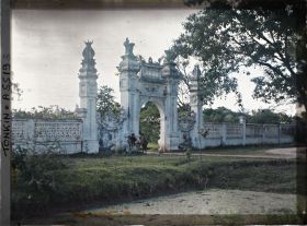 Image représentant L'entrée du domaine de Thai-ha, ancienne propriété de Hoang Cao Khai, dernier Kinh lu'o'c (vice-roi) du Tonkin