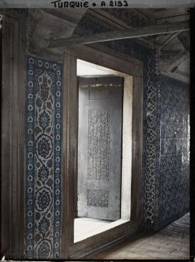 Image représentant Une porte ciselée entourée de faïences de la Rustem Pasa Camii ("mosquée de Rustem Pasa")