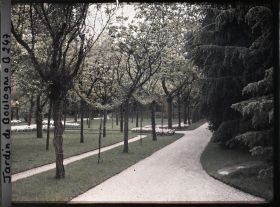 Image représentant Allée longeant la partie ouest du verger-roseraie, le long de la dépendance