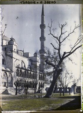 Image représentant Une façade de la Mosquée du Sultan Ahmet Camii ("mosquée du Sultan Ahmet") ou "mosquée Bleue"