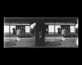 Image représentant Le comte Okuma posant avec ses invités sur l'engawa de sa résidence