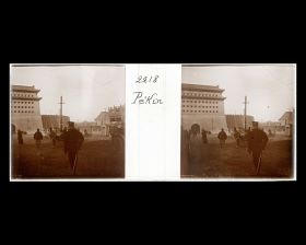 Image représentant Scène de rue sur Zhengyangmen dajie ("avenue de la Porte Face au Midi"). à proximité de Zhengyangqiao ("pont Face au Midi") au delà duquel est édifié la tour de flèches (jianlou) de Zhengyangmen ("porte Face au Midi") ou Qianmen ("porte Antérieure")