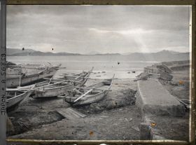 Image représentant Barques de pêche dans le port de Hakata à marée basse