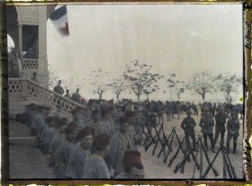 Image représentant Tirailleurs algériens de l'Infanterie française au pied du Grand Sérail