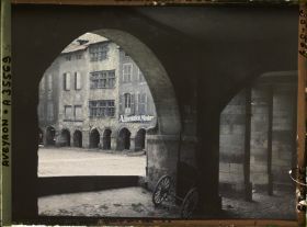 Image représentant La maison Armand sur la place Notre-Dame, vue des arcades du Consulat