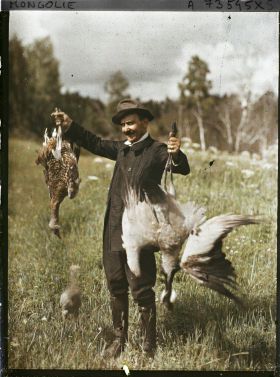 Image représentant L'opérateur Stéphane Passet présentant le produit de sa chasse