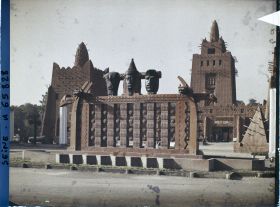 Image représentant L'Exposition Coloniale Internationale de 1931, le pavillon de l'AOF (Afrique occidentale française) et la fontaine des totems