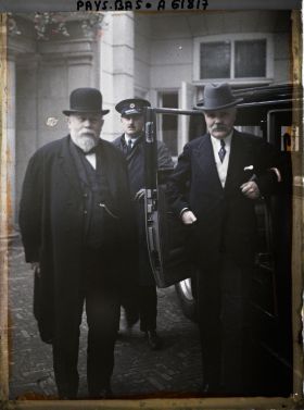 Image représentant MM. Chéron et Loucheur sortant d'un entretien avec M. Jaspar, dans la cour de l'hôtel White Brug