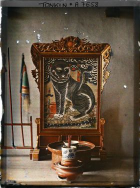 Image représentant L'autel du Seigneur Tigre à l'intérieur de temple bouddhique (à " Hàm-long "?)