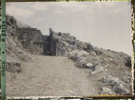 Image représentant Vers la Porte des Lionnes (porte principale de l'Acropole, au nord-ouest)
