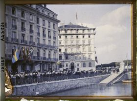 Image représentant Cinquième assemblée annuelle de la Société des Nations (SDN) à Genève. La foule attend Edouard Herriot, président du Conseil des ministres français, devant l'Hôtel des Bergues