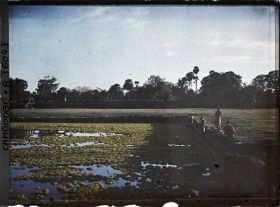 Image représentant Des bonzes pratiquant leurs ablutions au coucher du soleil dans l'un des bassins bordant la " grande chaussée "