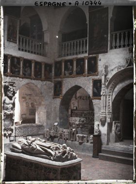 Image représentant Espagne, Burgos, Musée Archéologique Provincial : Vue gle de la salle Centrale principale du Musée avec sépulcre au milieu)