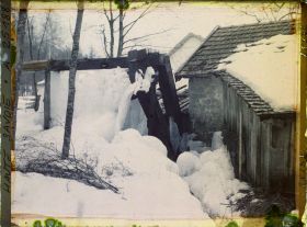 Image représentant France Les Alpes, Tissous, Chamonix - Village des Tissours, la même fabrique vue avec la glace le long des conduites d'eau